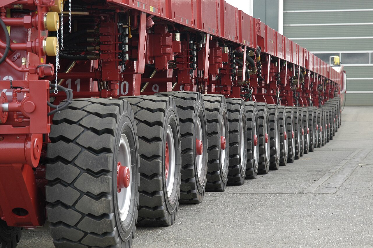 Empty SPMT module — axle line side view (CC, Wikimedia Commons)